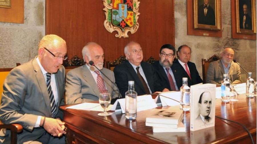 O reitor presidiu o acto no que se presentou o libro e se colgou o retrato de Luis Morillo (Foto: Santi Alvite)