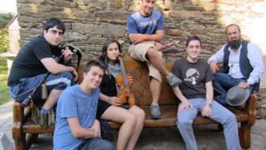 Integrantes do grupo de música tradicional 'Milesios'
