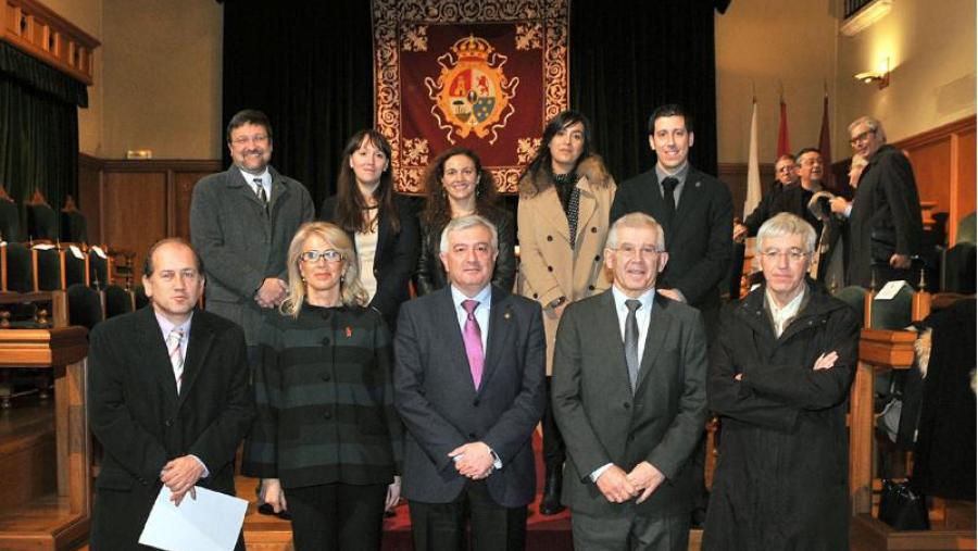 Os premiados, na fila superior, posando coas autoridades (Foto: Santi Alvite)