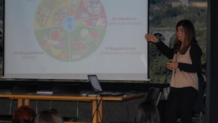 Ángeles Romero, na súa intervención sobre dieta atlántica ante estudantes e profesores do IES Sanxillao de Lugo