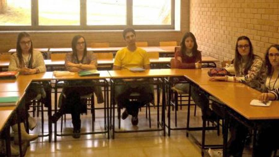 Voluntarios do proxecto 'Abrimos unha fiestra para TI(C)', nunha sesión formativa na Facultade de ADE