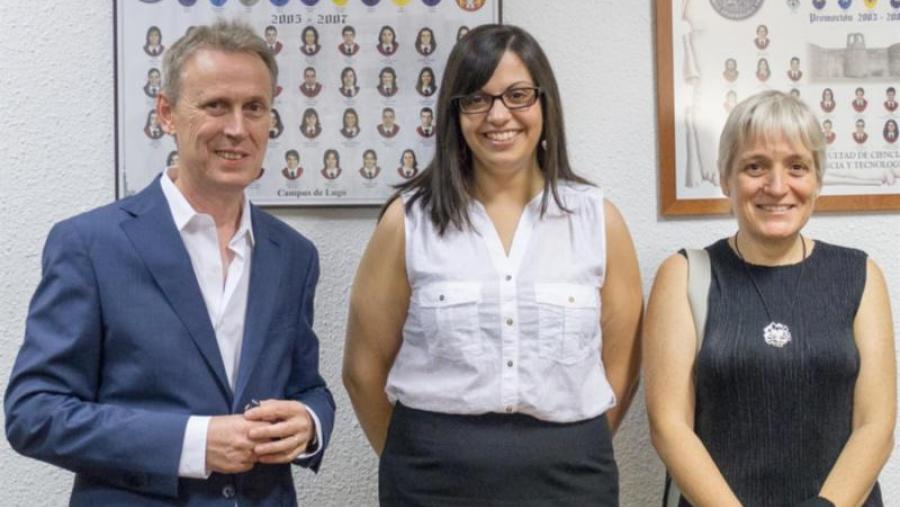 Sonia Freire, entre os directores da súa tese, os profesores Wajih Al-Soufi e Mercedes Novo, na Facultade de Ciencias