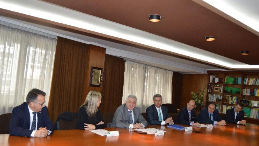 Bueno, Loureiro, Viaño, Varela, López, Méndez e Barreiro, na sinatura do convenio para o mantemento do CITT, na sede de Caixa Rural Galega