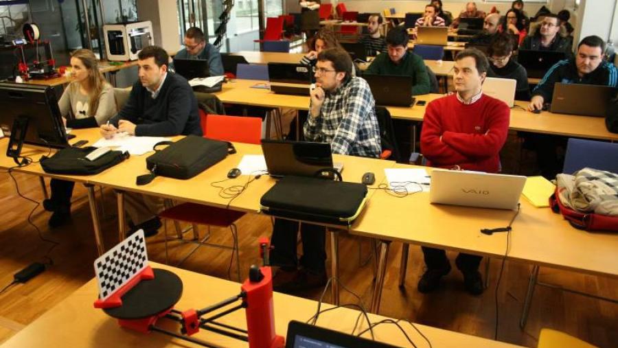 Participantes no curso de modelado e impresión 3D organizado polo grupo USCAN3D da USC no campus de Lugo