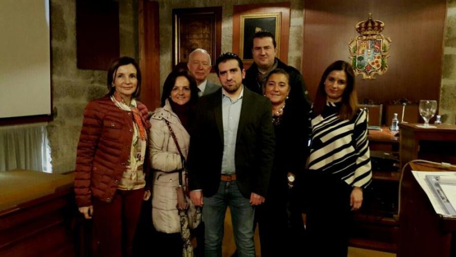 Ayham Alshweki, no centro, acompañado dos directores da súa tese de doutoramento e membros do equipo de investigación