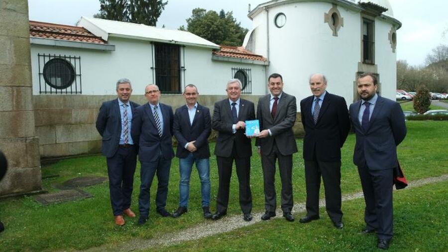 Diante do Observatorio da USC, dende a esquerda, Valentín García, Juan L. Blanco, Xan Duro, Juan Viaño, Román Rodríguez, José Ángel Docobo e Rafael Cuíña (Foto: SERVIMAV-USC) Diante do Observatorio da USC, dende a esquerda, Valentín García, Juan L. Blanco, Xan Duro, Juan Viaño, Román Rodríguez, José Ángel Docobo e Rafael Cuíña (Foto: SERVIMAV-USC)