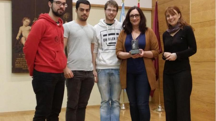 A decana Mª Victoria Otero Espinar, co trofeo acompañada de integrantes do equipo e de Marta Carballo