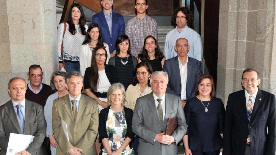 Os promotores e promotoras das ideas premiadas posan coas autoridades (Foto: Santi Alvite)