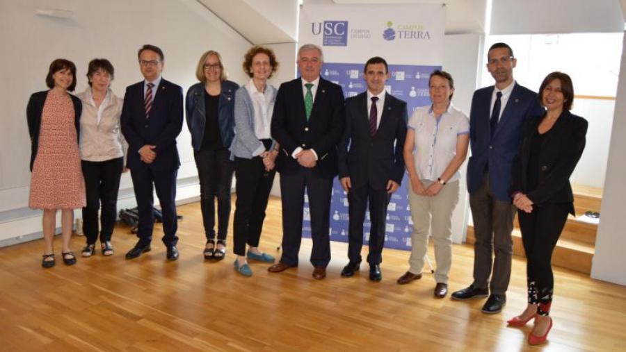 O reitor Juan Viaño, no centro, co decano de Veterinaria e demais membros do equipo de goberno