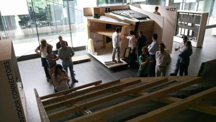 Delegación luguesa desprazada a Italia ao abeiro do programa Life 'Lugo+Biodinámico', nas instalacións dunha empresa do sector da madeira