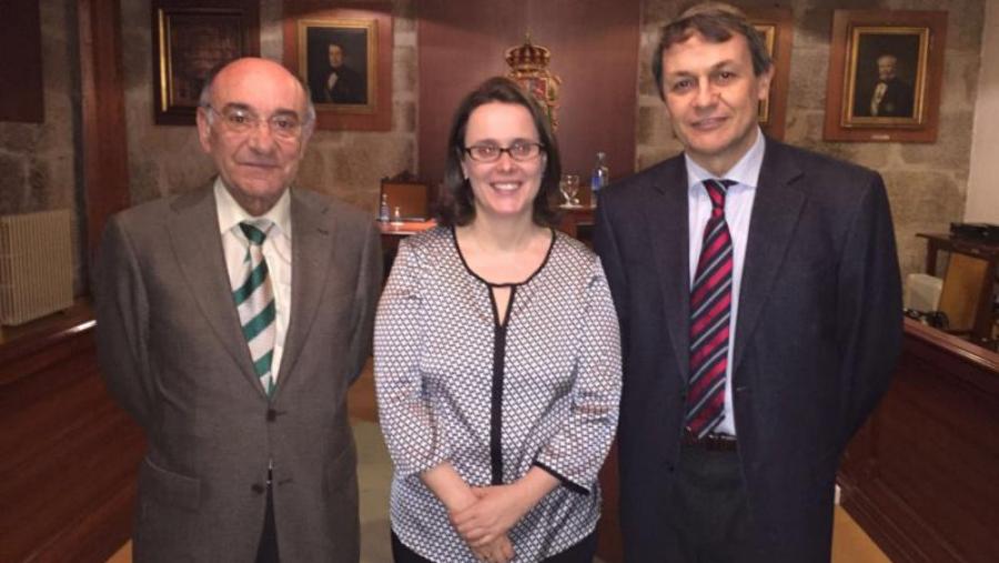 A doutora Gómez Lado, flanqueada por Manuel Castro e Jesús Eirís.