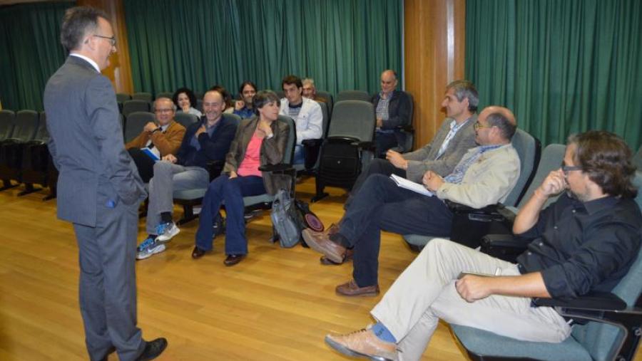 Bueno, con profesores e investigadores do grupo Enermecamodel, na Escola Politécnica Superior