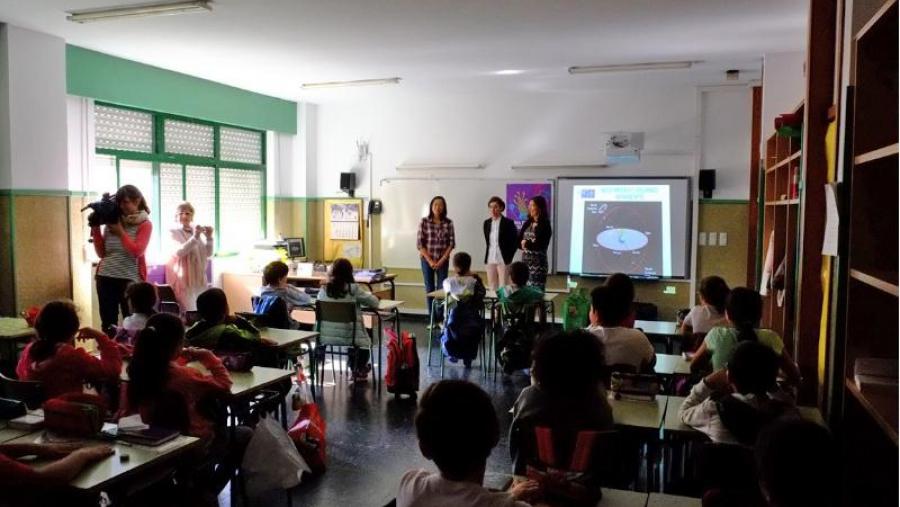A vicerreitora Dolores Álvarez e a concelleira Marta Lois clausuraron o último obradoiro a cargo de Josefina Ling (Fotos: SERVIMAV-USC)