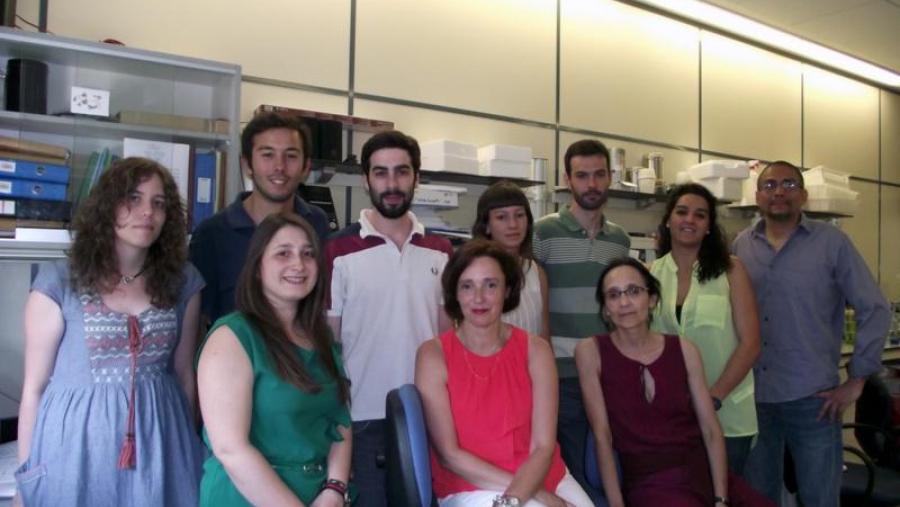 Foto do grupo de investigación do departamento de Microbioloxía e Parasitoloxía, un dos autores do traballo