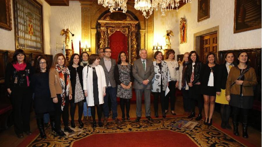 Foto de grupo das iniciativas gañadoras da sexta edición dos premios (Foto: El Correo Gallego)