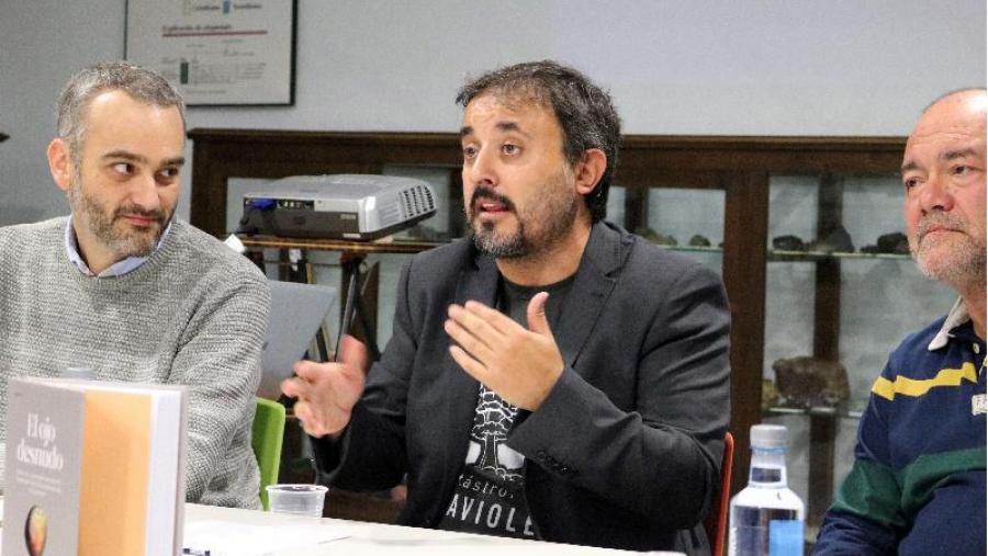 O xornalista e divulgador científico Antonio Martínez Ron presentou El ojo desnudo