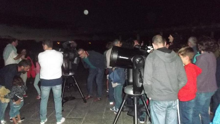 Detalle dunha das sesións de observación públicada realizadas este verán. Foto: TodoCosmos