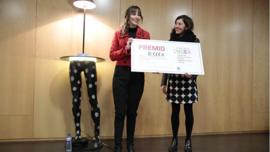 Silvia López Gómez recolleu o premio de mans da concelleira Marta Lois