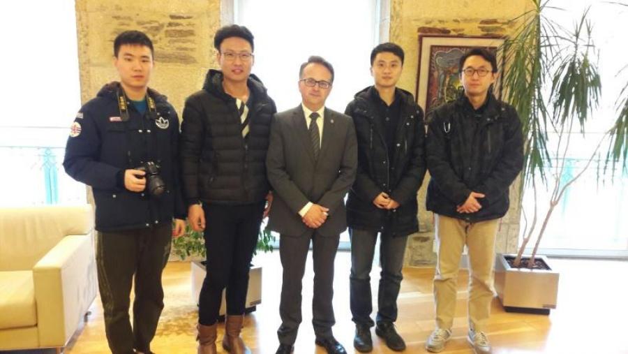 Javier Bueno, no centro, con membros da delegación chinesa e da ORE da USC