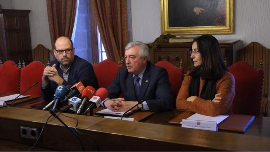 De esquerda a dereita, O reitor Juan Viaño flanqueado polo alcalde Martiño Noriega e a vicerreitora Dolores Álvarez. Foto: Servimav-USC
