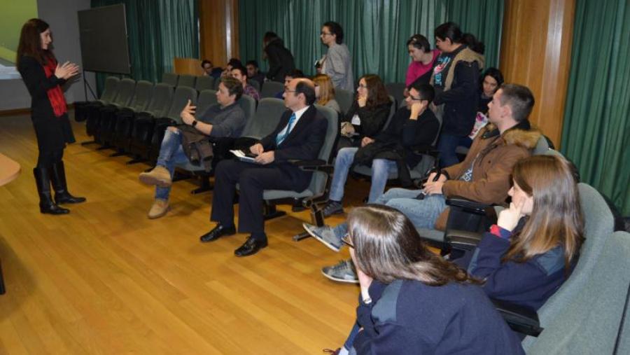 Ainhoa Legarreta, na presentación do programa Talento de Ence a estudantes da Escola Politécnica Superior