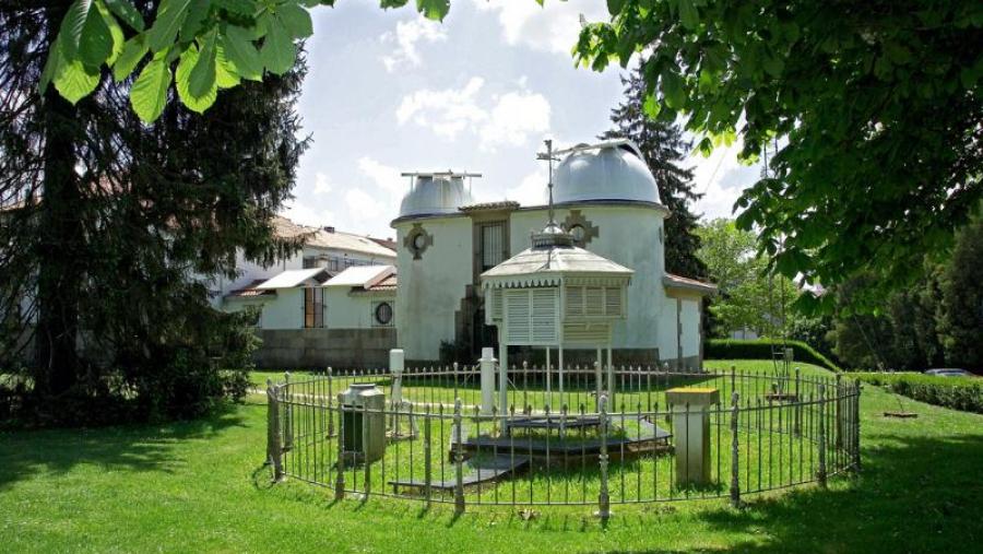 Vista da garita meteorolóxica instalada a carón do Observatorio Astronómico en Campus Vida