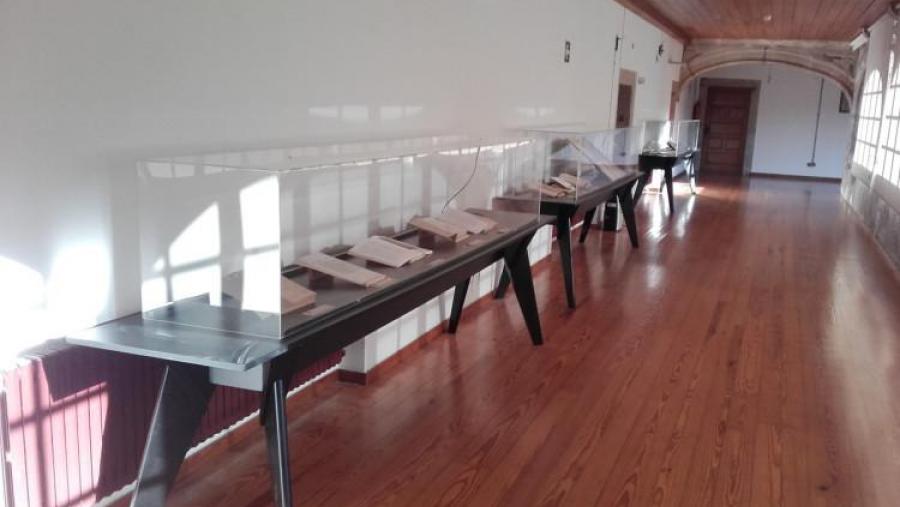 Panorámica da exposición que poderemos ver no Claustro Alto de Fonseca do día 24 ao día 26 deste mes de abril. Foto: BUSC