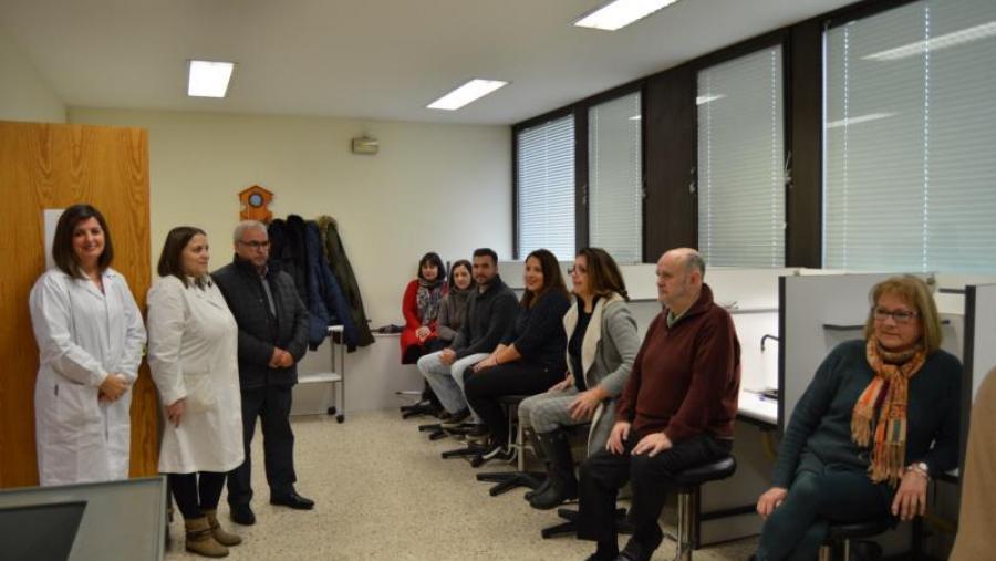 Ángeles Romero e Manuel Dacunha, con membros do primeiro panel profesional de cata de pan, no Campus Terra da USC