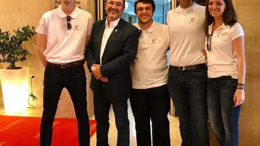 O directivo de IPMA Jesús Martínez Almela, segundo pola esquerda, cos alumnos da EPS que participaron no campionato internacional de dirección de proxectos