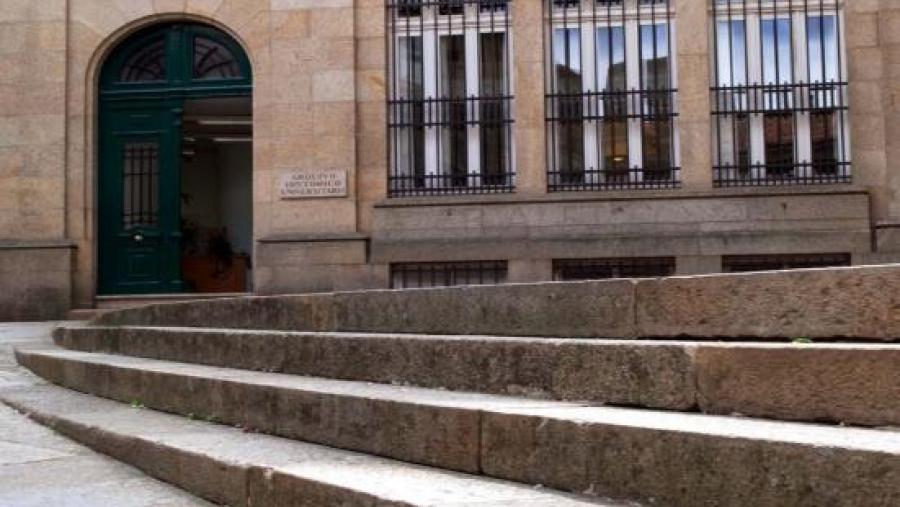 Fachada do edificio en Casas Reais Fachada do edificio en Casas Reais