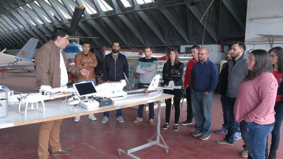 Comezan a formarse os primeiros pilotos de drons da Escola Politécnica Superior 