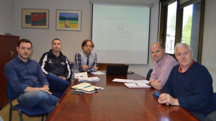 Pablo Vila Lameiro, terceiro pola esquerda, con represntantes da firma irlandesa Irish Distillers Inc., na EPS de Enxeñaría