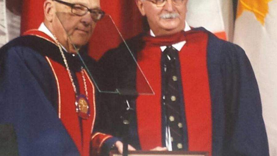 O doutor Caínzos (primeiro pola dereita) recibiu o título de  de mans do presidente do Colexio Americano de Cirurxiáns, o doutor Townsend