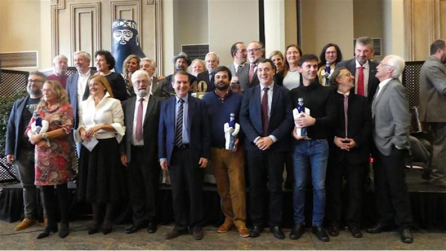 Jorge Mira (terceiro pola dereita) posando co resto das persoas premiadas e autoridades (Foto: Fundación Premios da Crítica Galicia)
