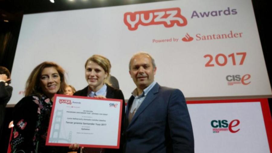 Lucie Hefnerová, no centro, acompañada de Elena Pernas e Manel Cotos