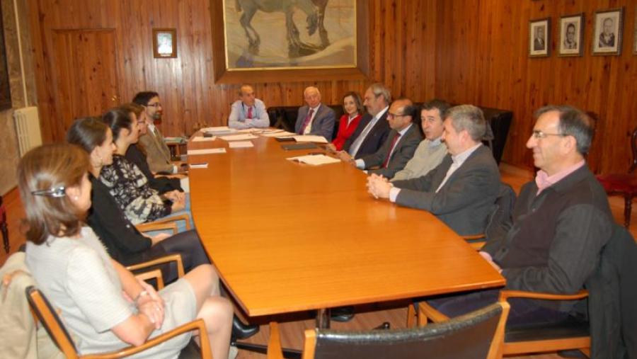 A cátedra de Enfermidades Metabólicas Hereditarias celebrou este venres unha xuntanza na Facultade de Medicina coa asistencia de facultativos dos hospitais universitarios de Santiago, A Coruña e Vigo...