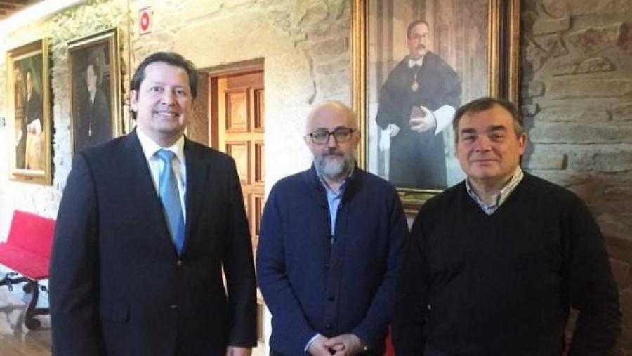 O vicerreitor Suazo, entre Roberto López e Ramón Leis. Foto: Universiadde Autónoma de Chile