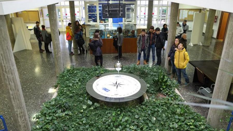 Imaxe de arquivo do hall da Facultade de Física, onde se vai celebrar o Masterclass de Física de Partículas