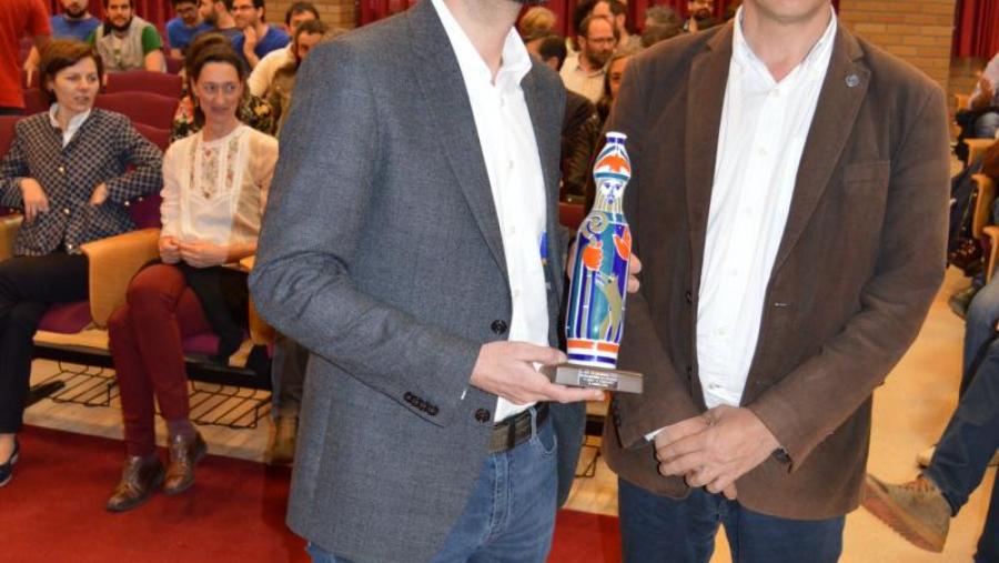 Manuel Cruz recibe de Tomás Cuesta un figura de cerámica, no acto do Día da Terra celebrado na EPS de Enxeñaría do Campus Terra da USC