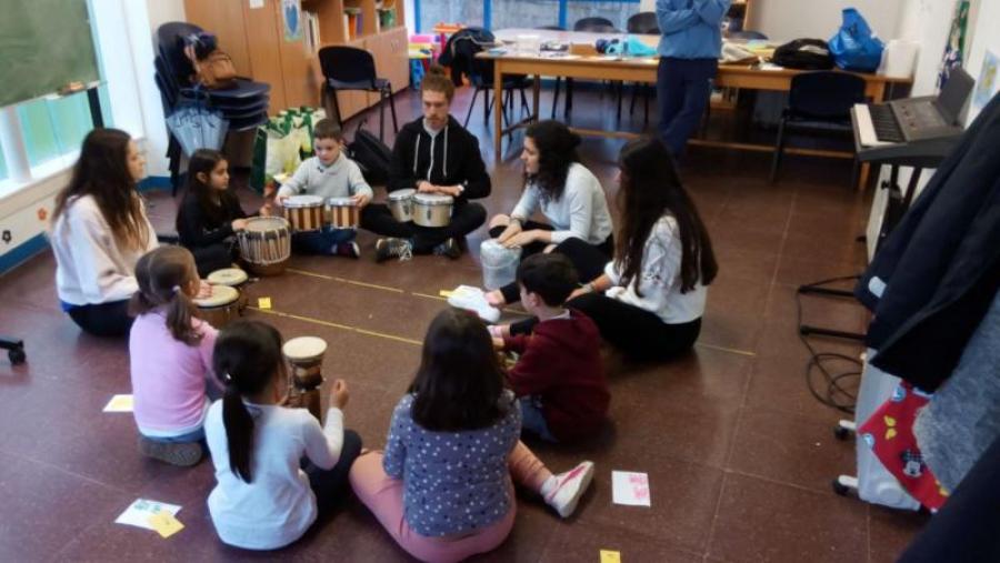 As rapazas e rapaces participan en xogos, sonorizacións, bailes e cancións
