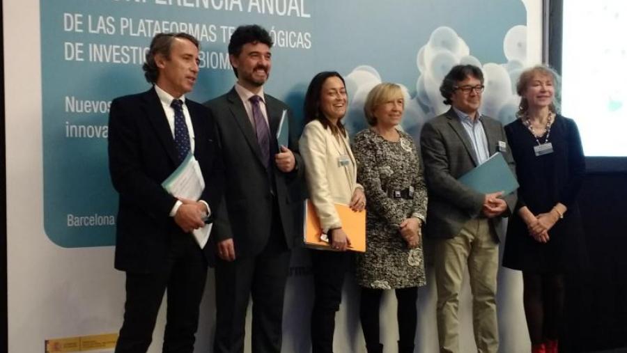 Mabel Loza, primeira pola dereita, na XI Conferencia Anual das Plataformas Tecnolóxicas de Investigación Biomédica do pasado mes de marzo