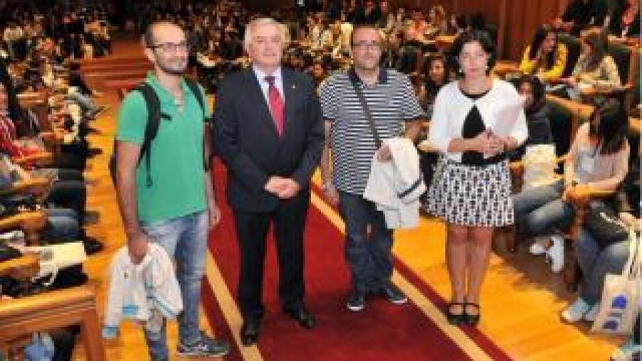 Acto de entrega de credenciais no 2016 aos primeiros beneficiarios do Programa de Axudas para Persoas Refuxiadas da USC. De esquerda a dereita: Mohamad Kamal, Juan Viaño, Zaid Alhamwy e Almudena...