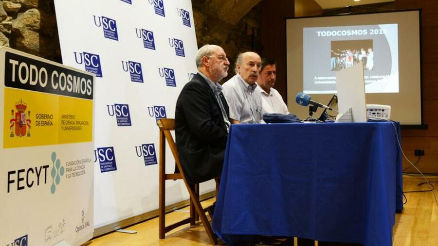 Na presentación do programa Docobo estivo acompañado do concelleiro de Educación de Santiago, Manolo Dios, e do alcalde de Boqueixón, Manuel Fernández Munín Na presentación do programa Docobo estivo acompañado do concelleiro de Educación de Santiago, Manolo Dios, e do alcalde de Boqueixón, Manuel Fernández Munín