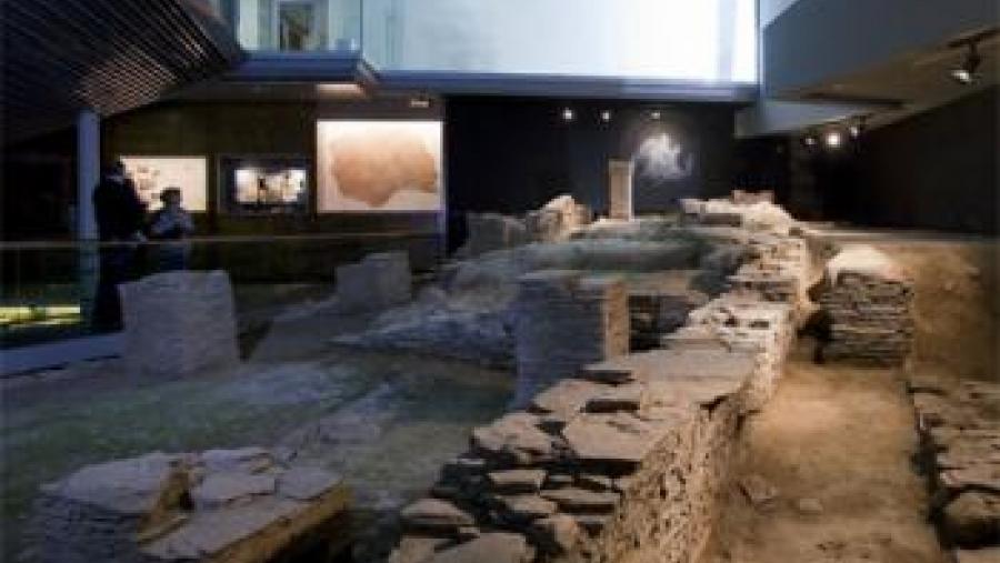 Imaxe do xacemento mitraico que acubilla o Museo Universitario A Domus do Mitreo