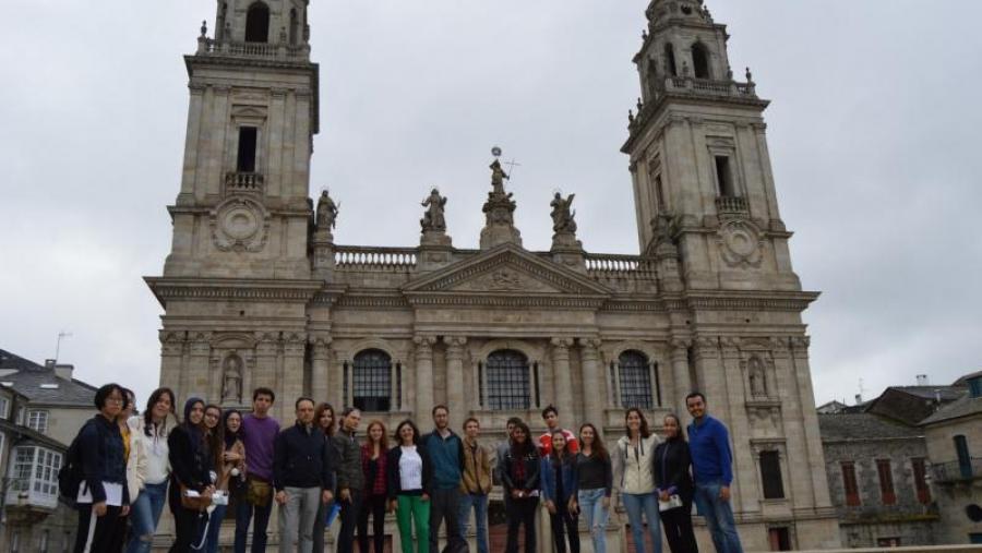 Varela Zapata e Montse Valcárcel, con estudantes internacionais na terraza da Casa do Saber