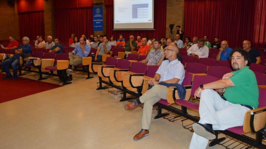 Público asistente ás xornadas sobre eficiencia das granxas de vacún de leite, na EPS de Enxeñaría de Lugo
