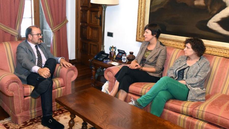 O reitor con Ana Pontón e Goretti Sanmartín. Foto: Santi Alvite
