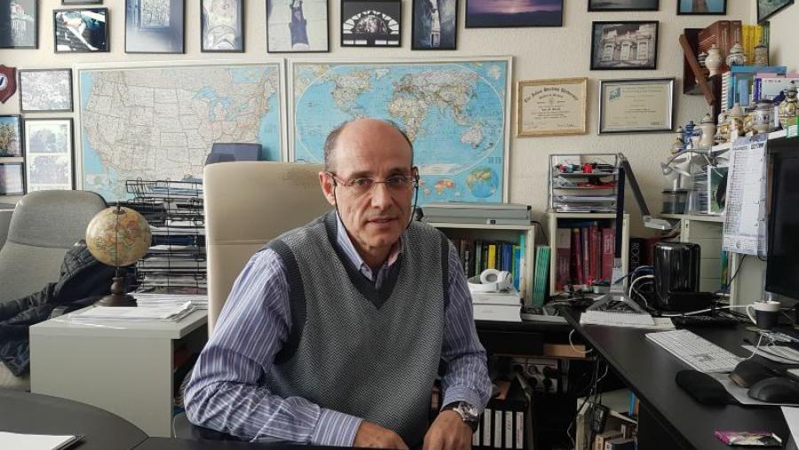 Luis M. Botana, no seu despacho na Facultade de Veterinaria do campus de Lugo