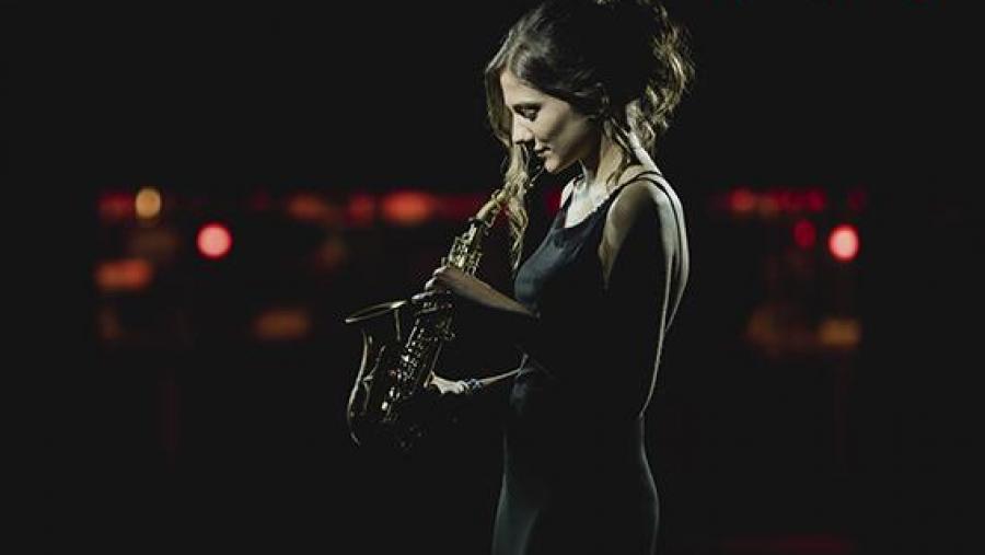 Eva Fernández, co saxofón