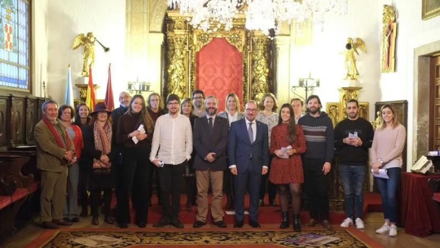 Os premiados posan coas autoridades académicas e familiares. Foto: Servimav-USC